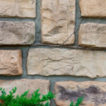 Mauer aus Naturstein