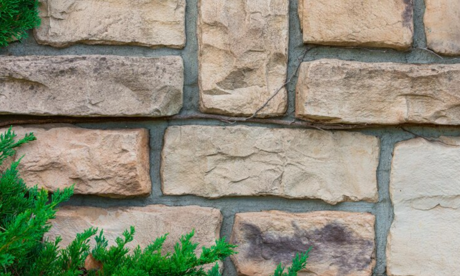 Mauer aus Naturstein